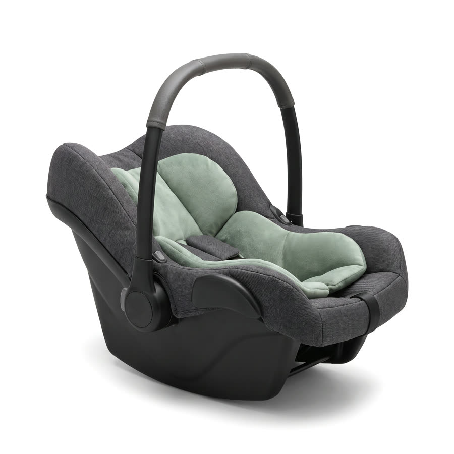 Een babyzitje in antraciet met een saliegroen kussen